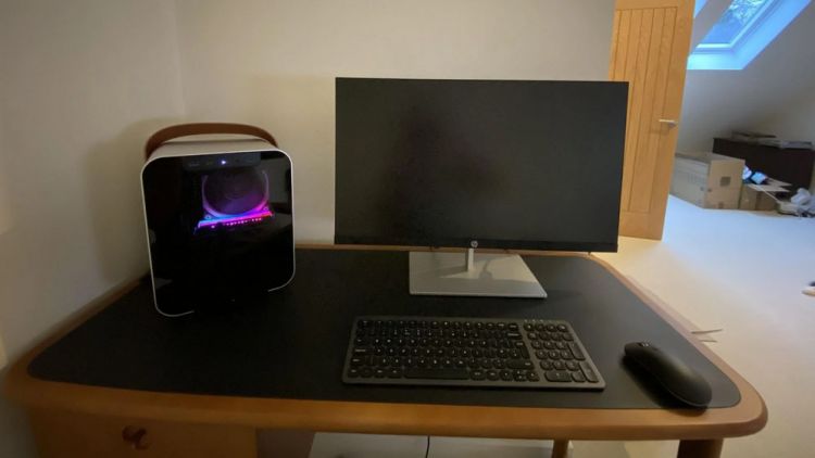 Das Mini-Case beherbergt Mini-ITX Systeme mit einer Grafikkarte von bis zu 207 mm Länge. Der ausziehbare Hardware-Käfig macht den Einbau der Komponenten dabei besonders einfach und komfortabel. Jetzt bei Caseking vorbestellen! - Kompaktes Design für Minimalisten: das Jonsplus BO 100 Das Mini-Case beherbergt Mini-ITX Systeme mit einer Grafikkarte von bis zu 207 mm Länge. Der ausziehbare Hardware-Käfig macht den Einbau der Komponenten dabei besonders einfach und komfortabel. Jetzt bei Caseking vorbestellen! - Kompaktes Design für Minimalisten: das Jonsplus BO 100